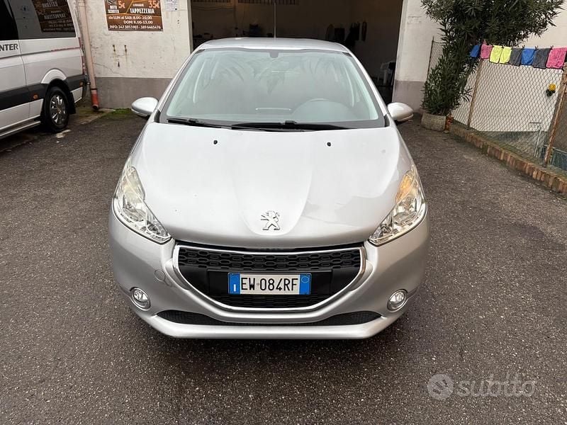 Grigio Usata 2014 Peugeot 208 Access Due volumi | 4999 € - Immagine 1/4