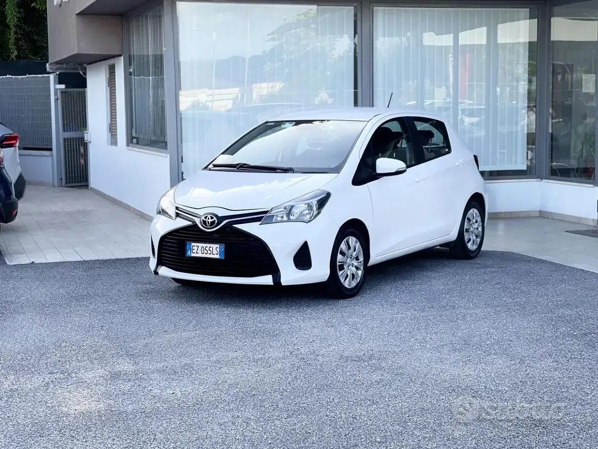 Begagnad Toyota Yaris 69 HK (50 kW) 2015 Grå Halvkombi