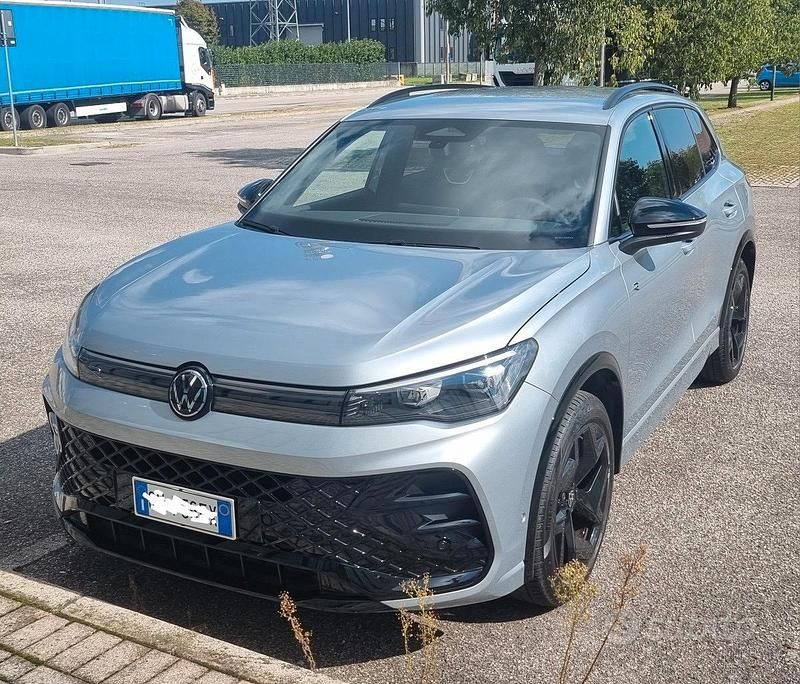 Usata VW Tiguan R-line 150 CV (110 kW) 2024 Grigio SUV
