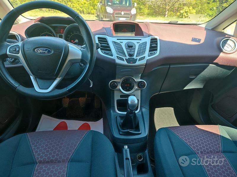 Usata Ford Fiesta 68 CV (50 kW) 2010 Bianco Utilitaria