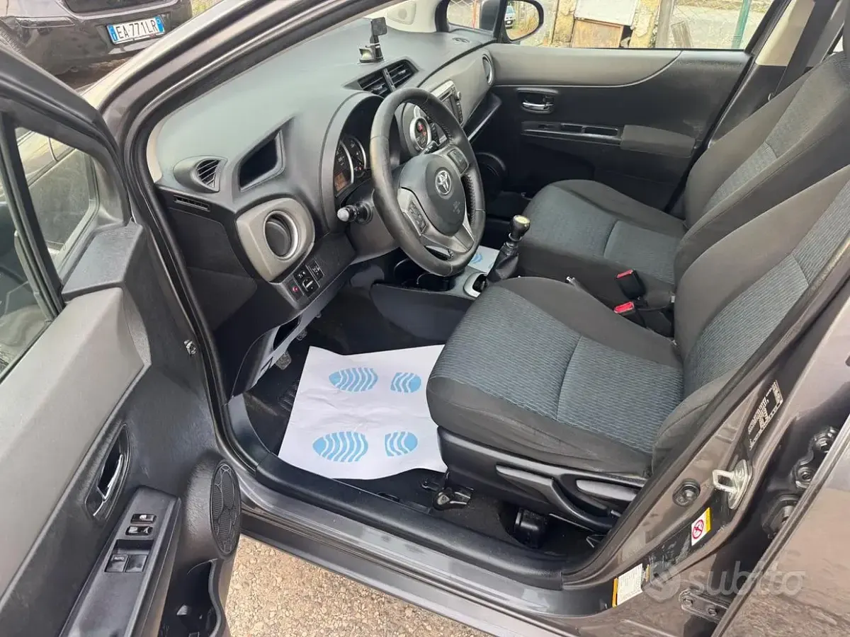 Usata Toyota Yaris Lounge 90 CV (66 kW) 2012 Marrone Utilitaria
