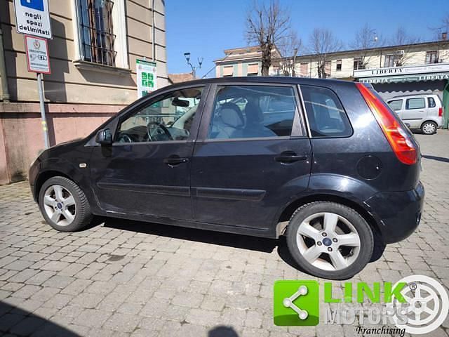 Usata Ford Fiesta Ghia 75 CV (55 kW) 2007 Nero Utilitaria