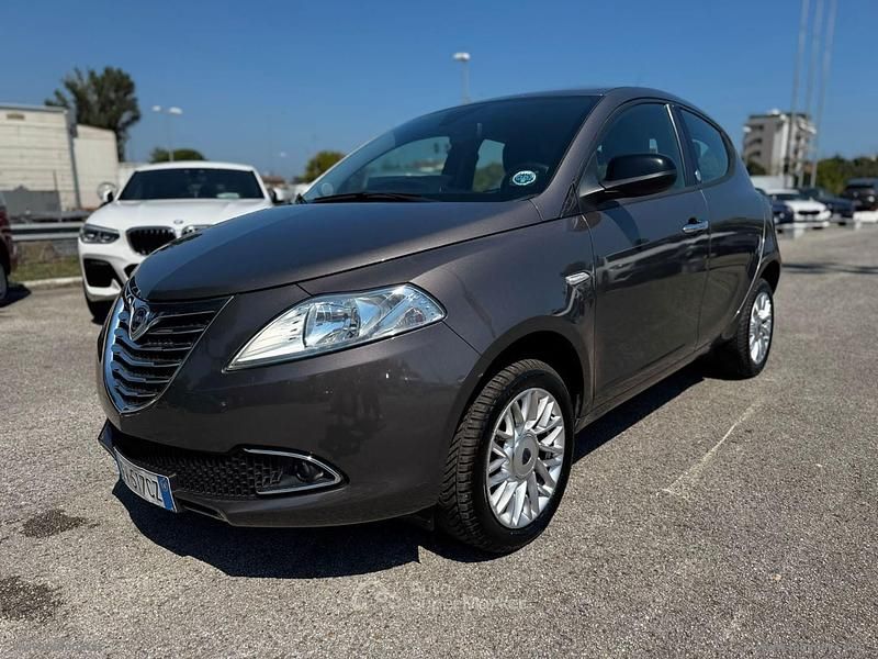 Usata Lancia Ypsilon Gold 85 CV (62 kW) 2014 Gray Utilitaria