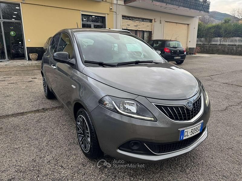 Usata Lancia Ypsilon Silver 69 CV (50 kW) 2022 Grigio Utilitaria