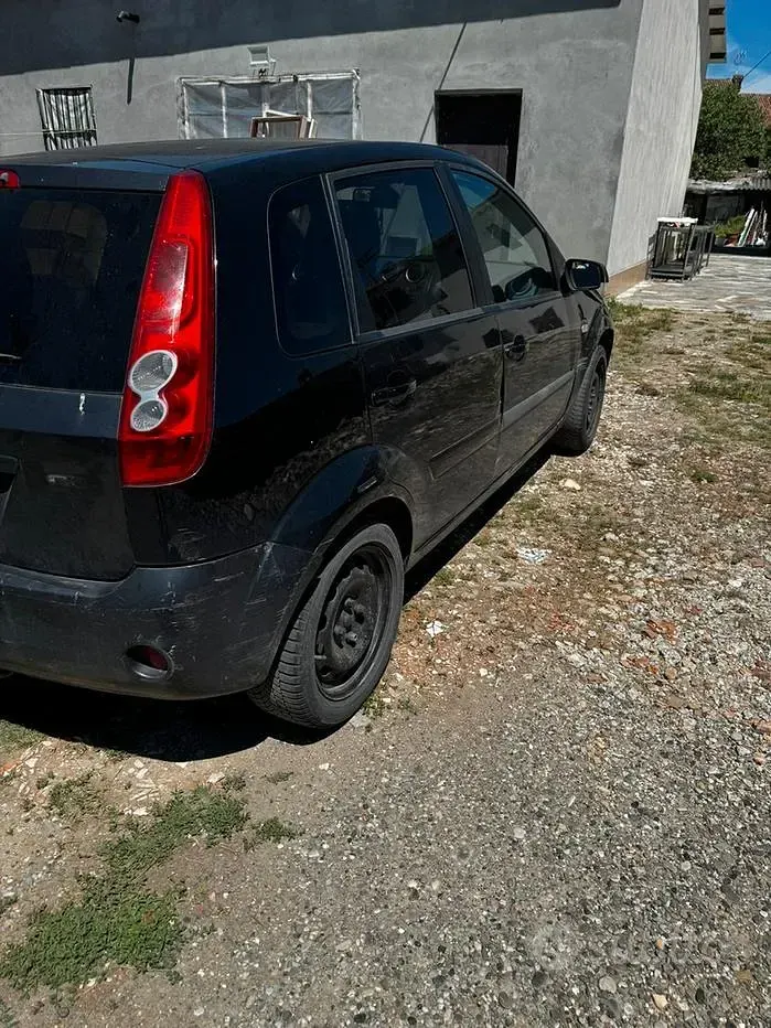 Usata Ford Fiesta 75 CV (55 kW) 2008 Grigio Utilitaria
