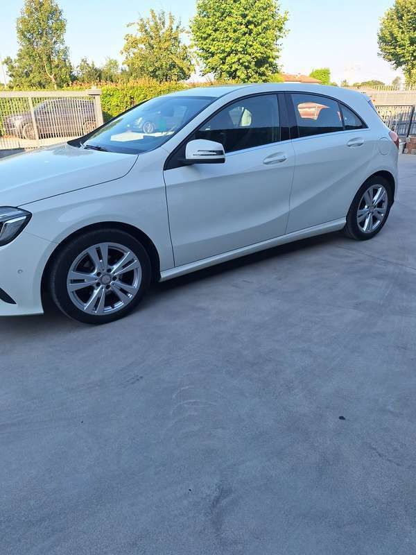 Usata Mercedes A180 Business 122 CV (89 kW) 2017 Bianco Berlina