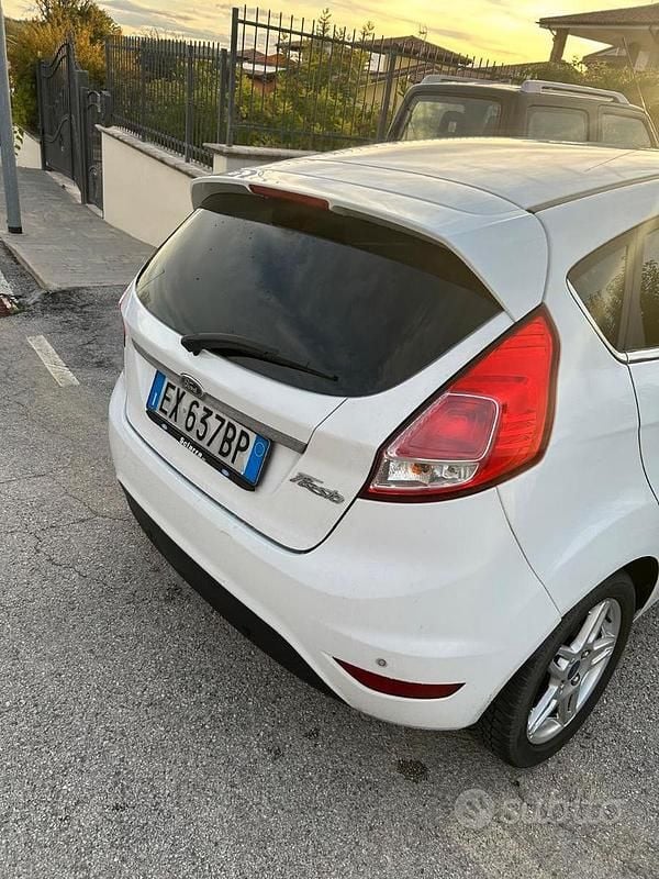 Usata Ford Fiesta Titanium 75 CV (55 kW) 2014 Bianco Utilitaria