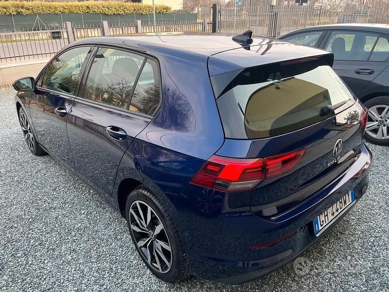 Usata VW Golf VIII Life 116 CV (85 kW) 2022 Blu Berlina