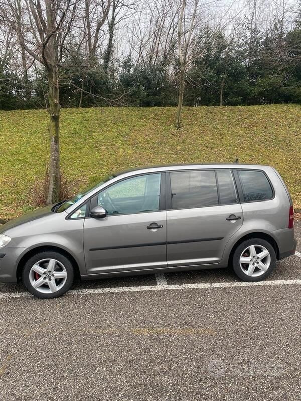 Usata VW Touran 105 CV (77 kW) 2009 Marrone Monovolume