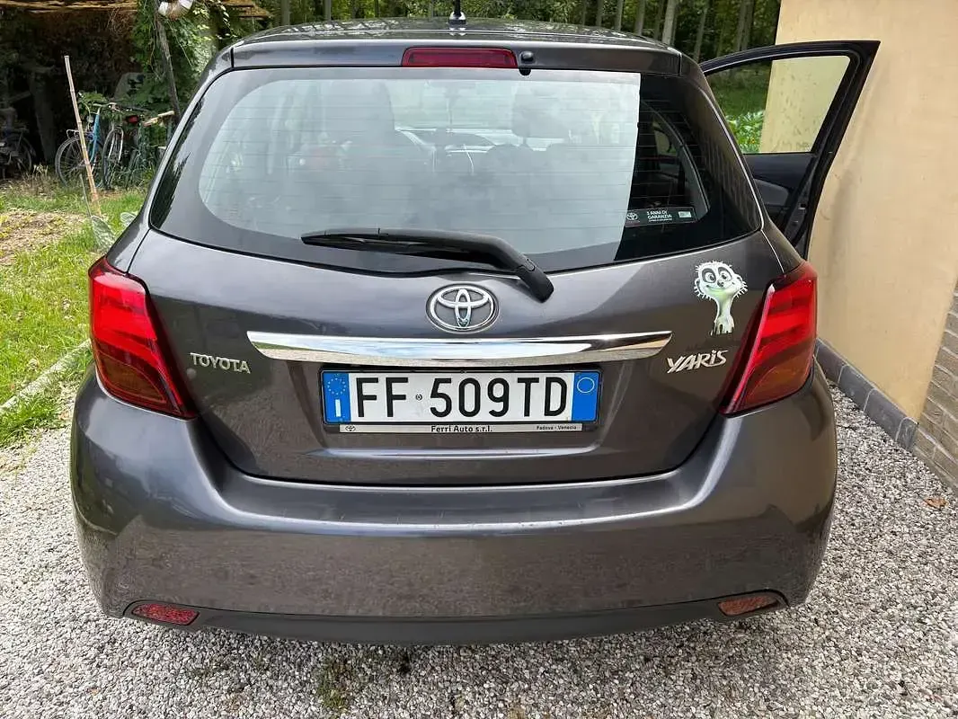 Usata Toyota Yaris 69 CV (50 kW) 2016 Grigio Berlina