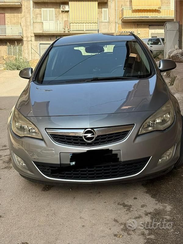 Grigio Usata 2010 Opel Astra Tre volumi | 4000 € (Cara) - Immagine 1/4