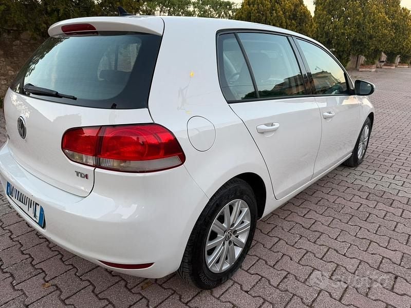 Usata VW Golf VI 105 CV (77 kW) 2011 Bianco Utilitaria