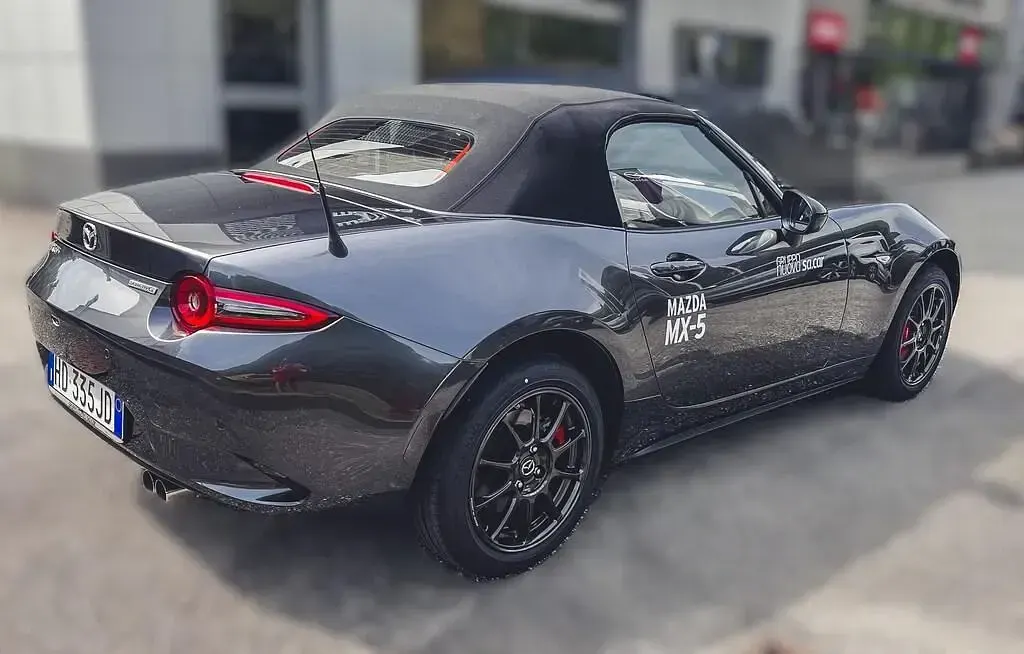 Nuova Mazda MX5 132 CV (97 kW) 2026 Machine grey Cabrio