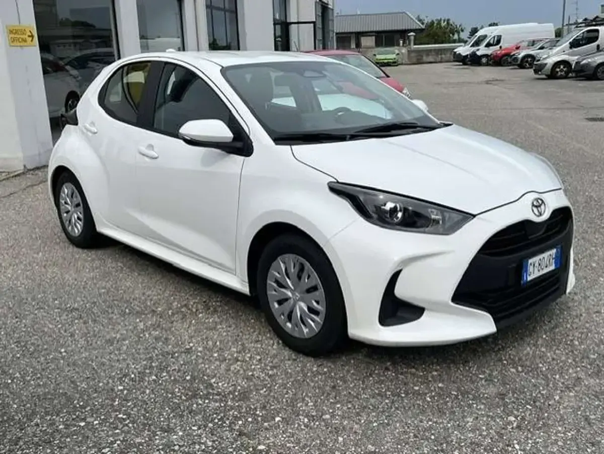 Usata Toyota Yaris Hybrid Active 92 CV (67 kW) 2025 Bianco Berlina