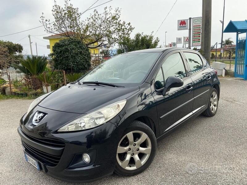 Nero Usata 2010 Peugeot 207 Due volumi | 3000 € (Buon prezzo) - Immagine 1/4
