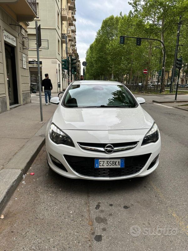 Usata 2015 Opel Astra Tre volumi | 9000 € - Immagine 1/4