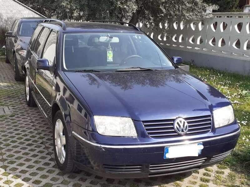 Blu/azzurro Usata 2001 VW Bora Highline Tre volumi | 3000 € (Buon prezzo) - Immagine 1/4