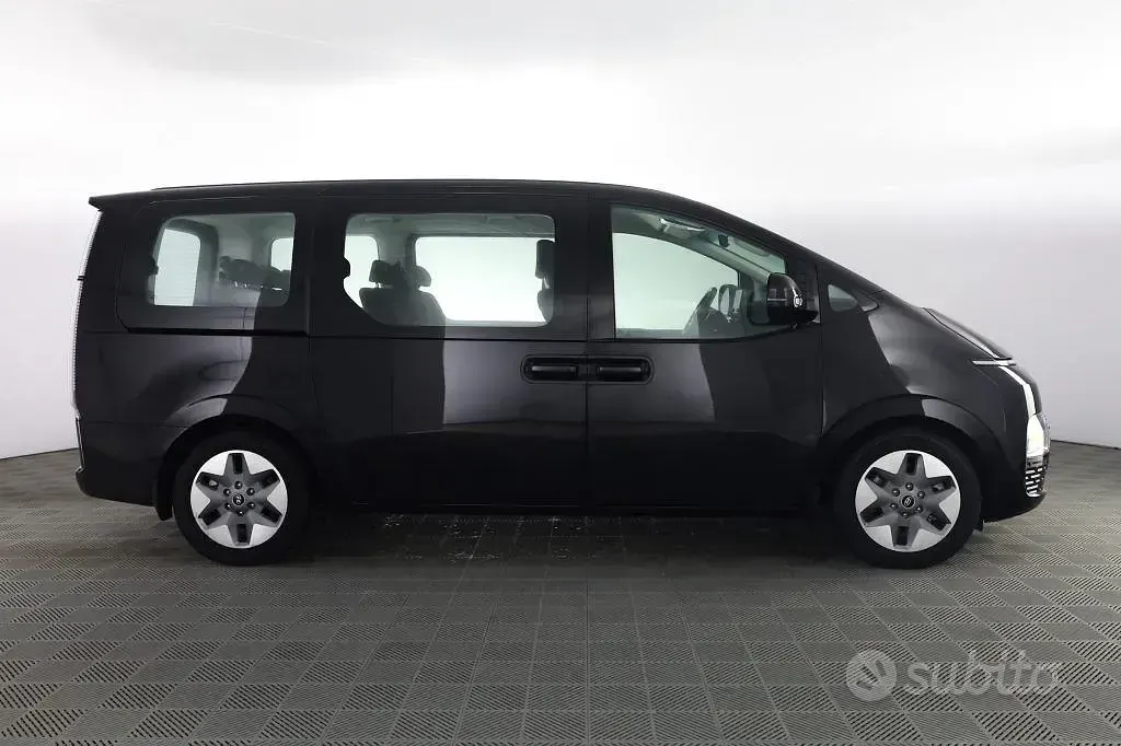 Begagnad Hyundai Staria 177 HK (130 kW) 2023 Svart Minibuss