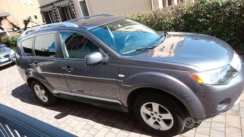 Usata Mitsubishi Outlander 170 CV (125 kW) 2009 Grigio SUV