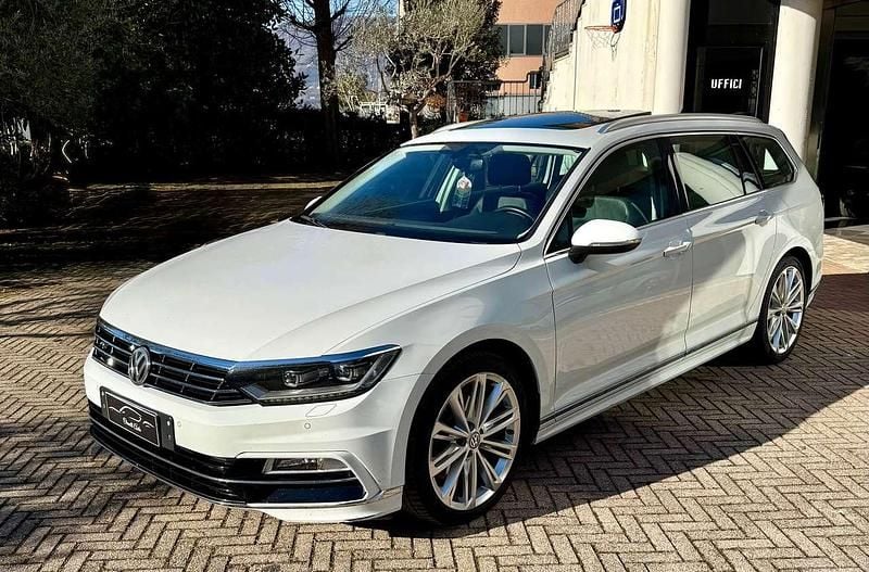 Usata VW Passat R-line Plus 150 CV (110 kW) 2016 Bianco Station wagon