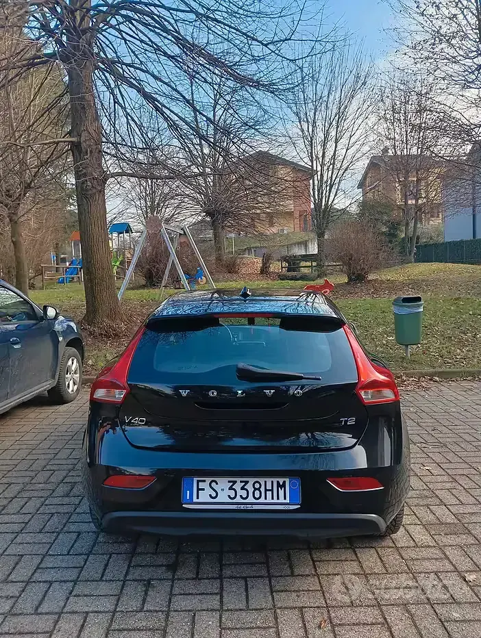 Usado Volvo V40 122 CV (89 kW) 2018 Negro Berlina