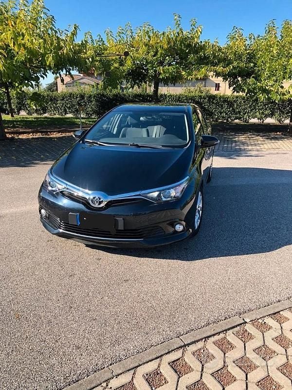 Nero Usata 2015 Toyota Auris Tre volumi | 9000 € (Buon prezzo) - Immagine 1/2