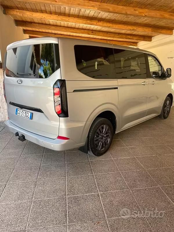 Begagnad Ford Tourneo 170 HK (125 kW) 2025 Grå Minibuss