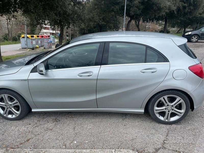 Grigio Usata 2014 Mercedes A180 Tre volumi | 13.000 € (Buon prezzo) - Immagine 1/4