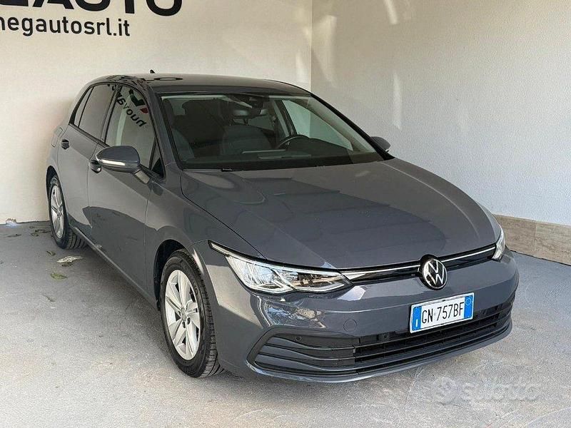 Usata VW Golf VIII Life 116 CV (85 kW) 2023 Grigio Berlina