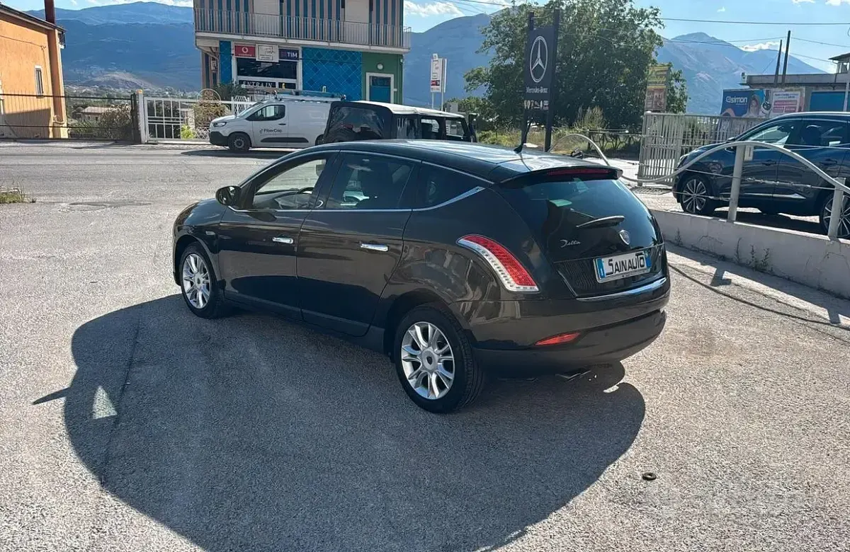 Usata Lancia Delta 190 CV (139 kW) 2011 Nero Utilitaria