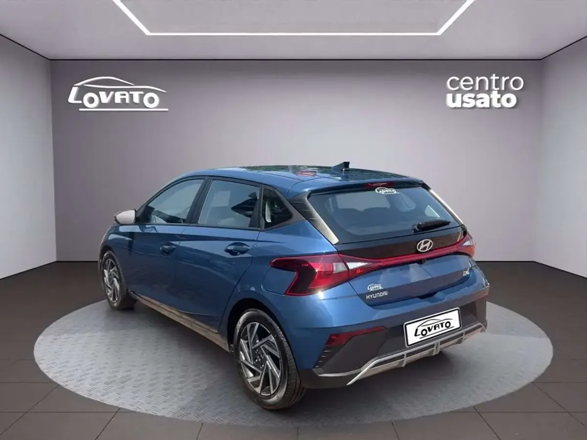 Usata Hyundai i20 77 CV (56 kW) 2025 Vibrant blue Utilitaria