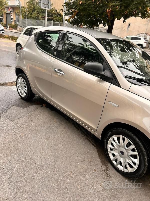 Usata Lancia Ypsilon 85 CV (62 kW) 2014 Grigio Utilitaria