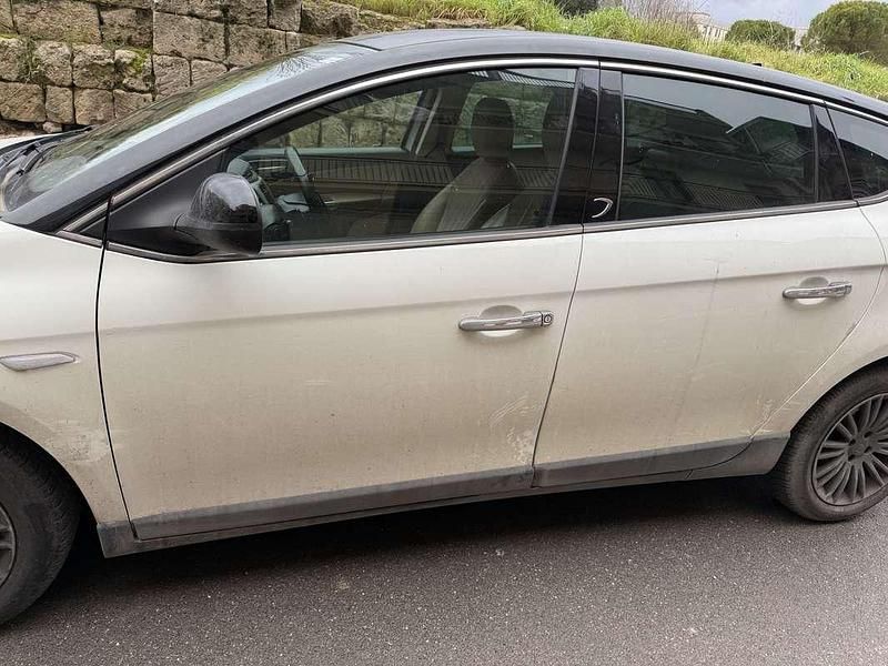 Usata Lancia Delta 120 CV (88 kW) 2010 Utilitaria