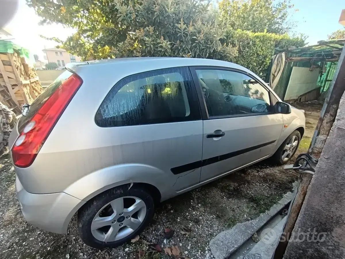 Second-hand Ford Fiesta 75 CP (55 kW) 2006 Gri Hatchback