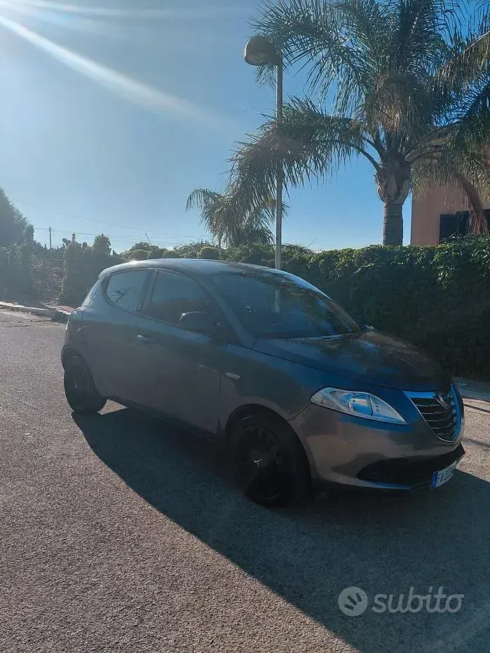 Usata Lancia Ypsilon Gold 69 CV (50 kW) 2016 Grigio Utilitaria