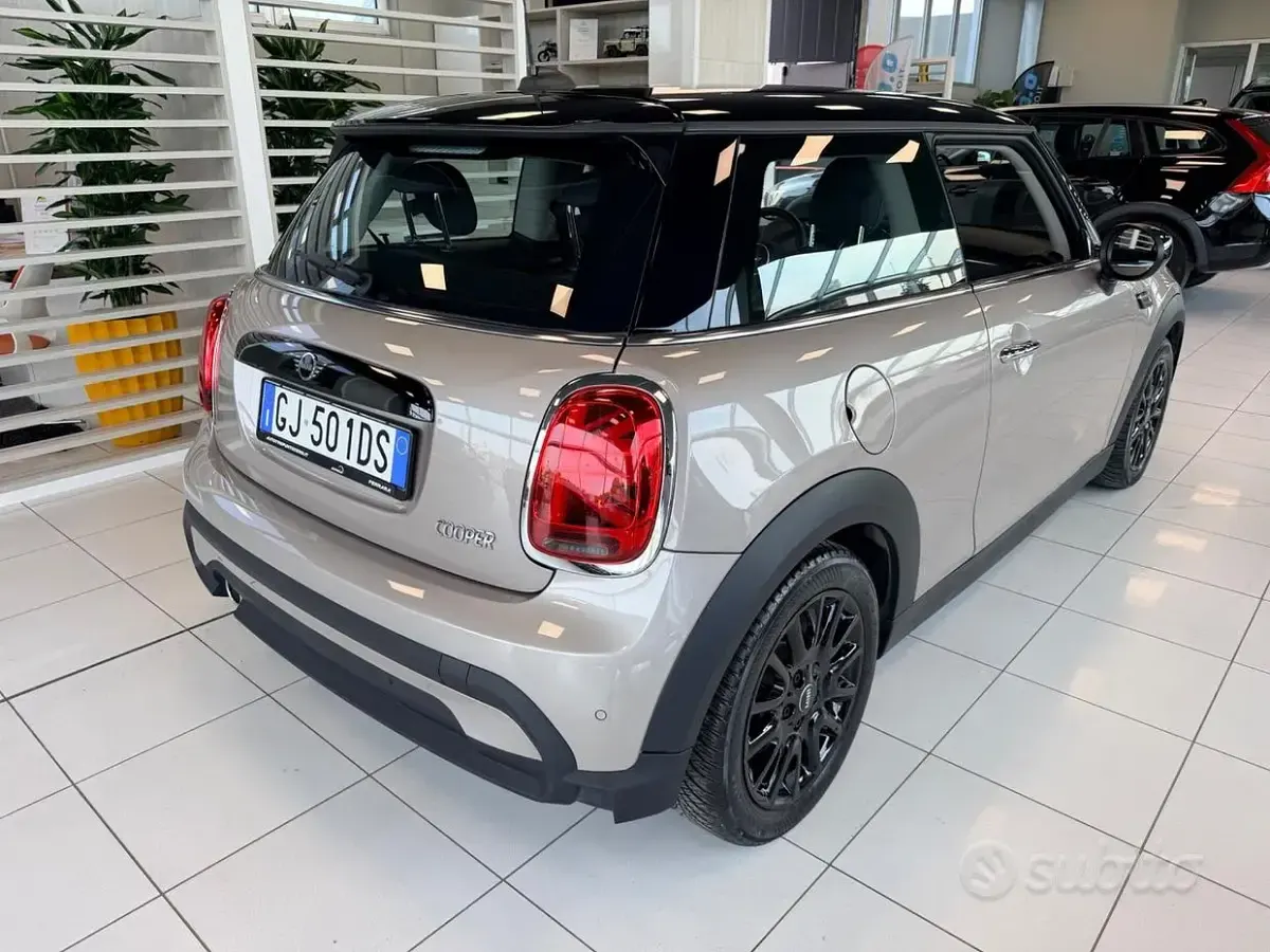 Begagnad Mini Cooper Classic 136 HK (100 kW) 2022 Grå Halvkombi