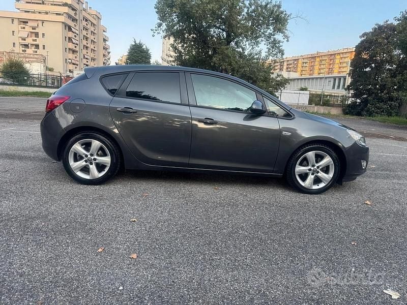Usata Opel Astra Cosmo 100 CV (73 kW) 2010 Grigio Berlina