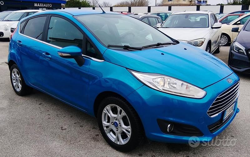 Usata Ford Fiesta Titanium 95 CV (69 kW) 2015 Blu Utilitaria