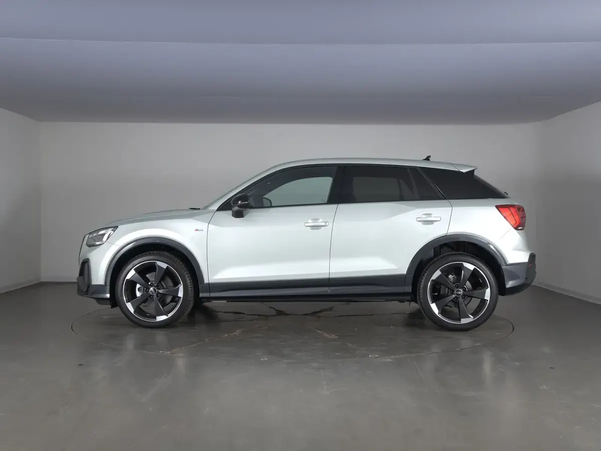 Nuova Audi Q2 2026 Argento cavo metallizzato SUV