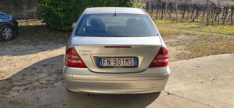 Usata Mercedes C200 Classic 122 CV (89 kW) 2005 Argento Berlina