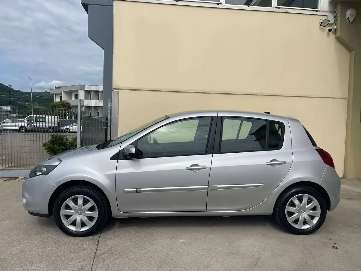 Usata Renault Clio III Dynamique 75 CV (55 kW) 2012 Argento Berlina
