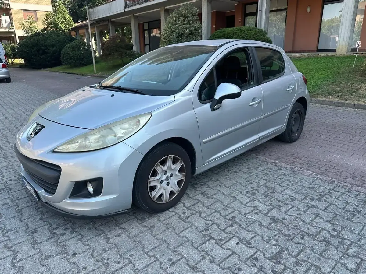 Usata Peugeot 207 112 CV (82 kW) 2011 Argento Berlina