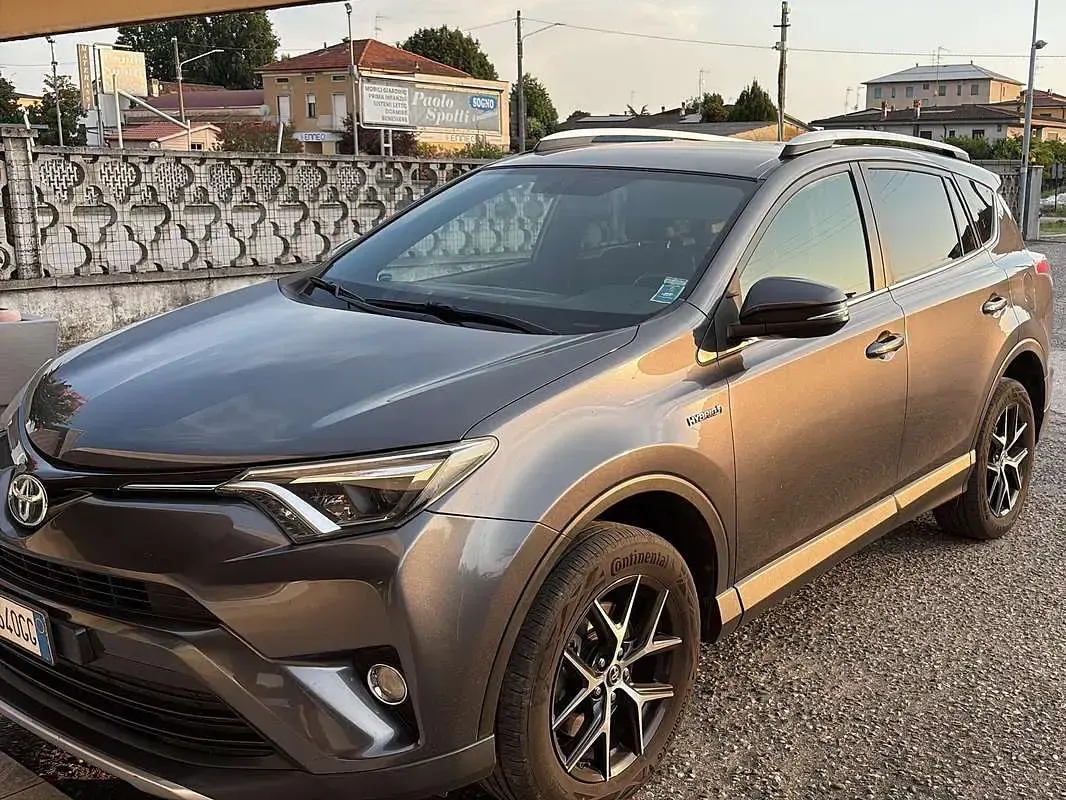 Usata Toyota RAV4 Hybrid Style 155 CV (114 kW) 2016 SUV