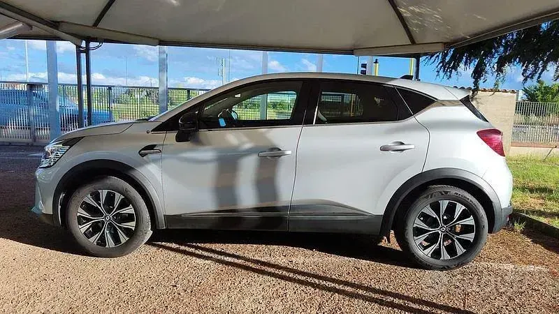 Begagnad Renault Captur Techno 101 HK (74 kW) 2023 Grå SUV