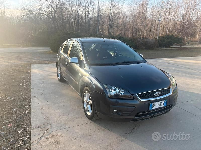 Nero Usata 2006 Ford Focus Tre volumi | 1800 € (Buon prezzo) - Immagine 1/4