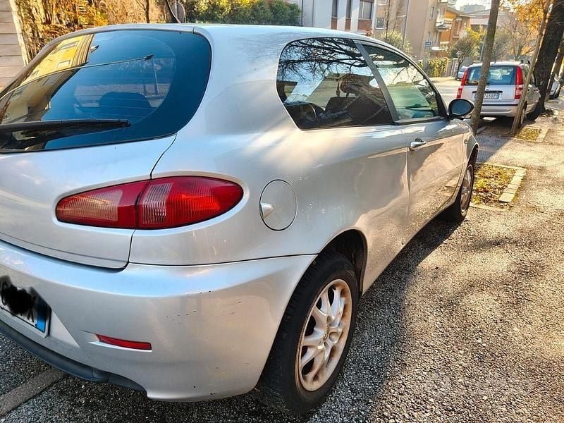 Usata Alfa Romeo 147 150 CV (110 kW) 2007 Grigio Utilitaria