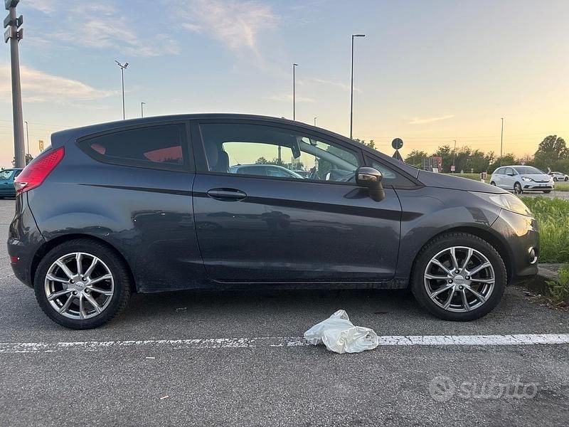 Usata Ford Fiesta Titanium 82 CV (60 kW) 2009 Grigio Berlina