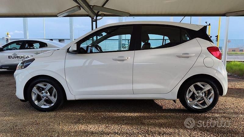 Usata Hyundai i10 69 CV (50 kW) 2023 Bianco Utilitaria