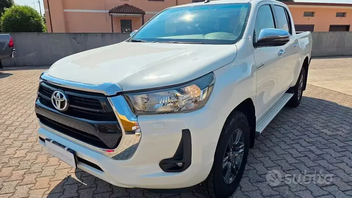 Usata Toyota HiLux Lounge 150 CV (110 kW) 2021 Bianco Pick-up