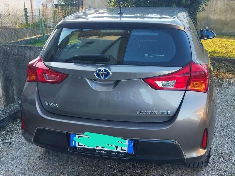 Usata Toyota Auris Hybrid Active 99 CV (72 kW) 2013 Bronzo Berlina